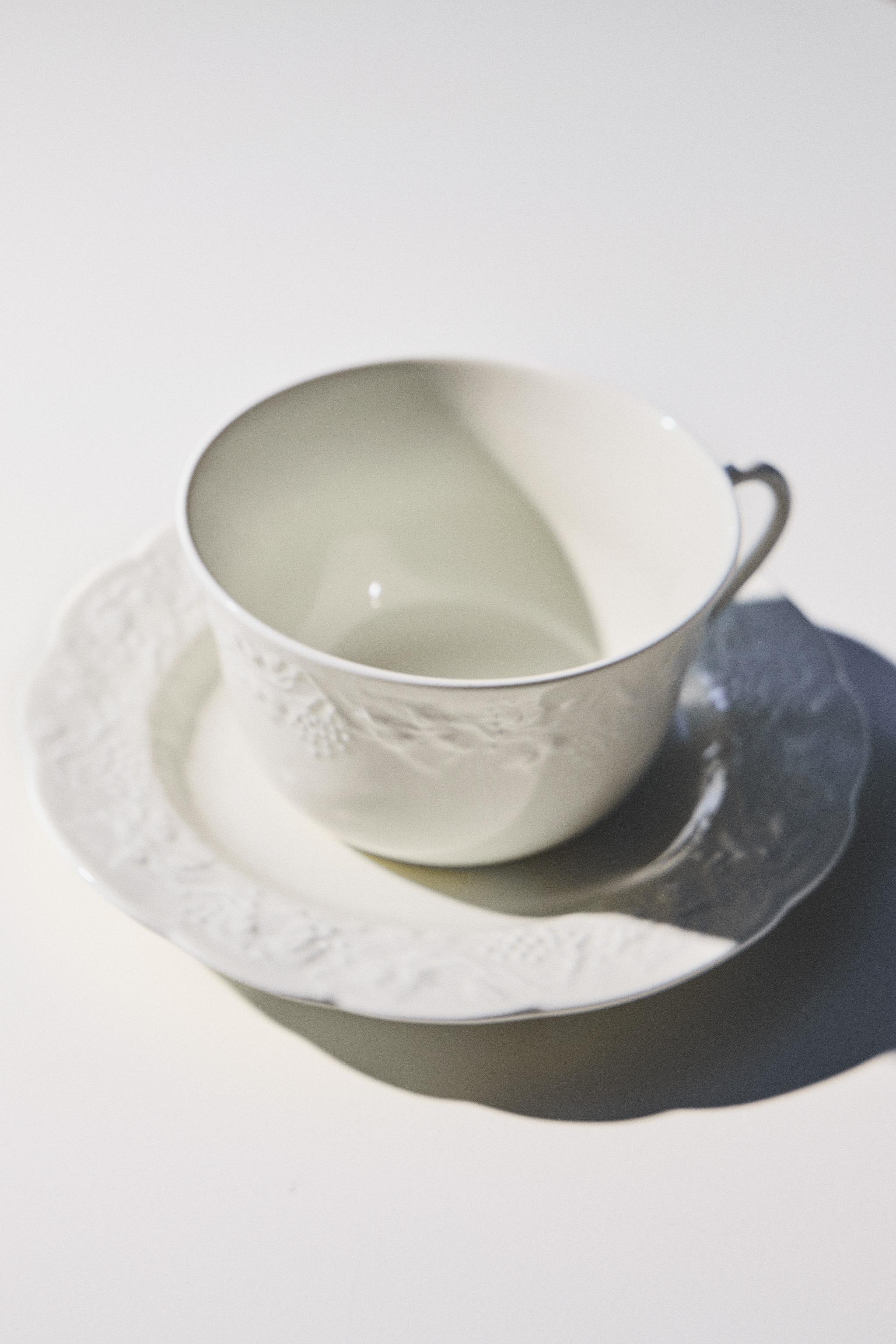 TASSE À THÉ AVEC SOUCOUPE PORCELAINE RAISIN
